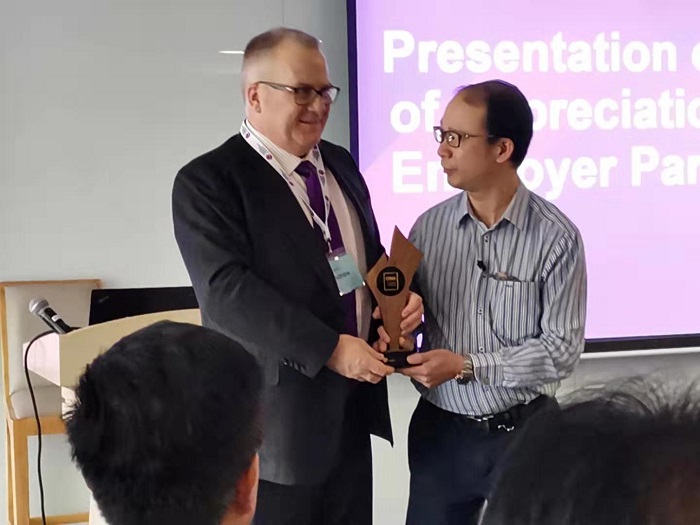 (CIMA项目教学管理研讨会右腾讯财经副总裁郑润明左国际注册专业会计公会管理会计版块CEO夏鼎)